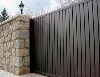 Puerta corredera negra