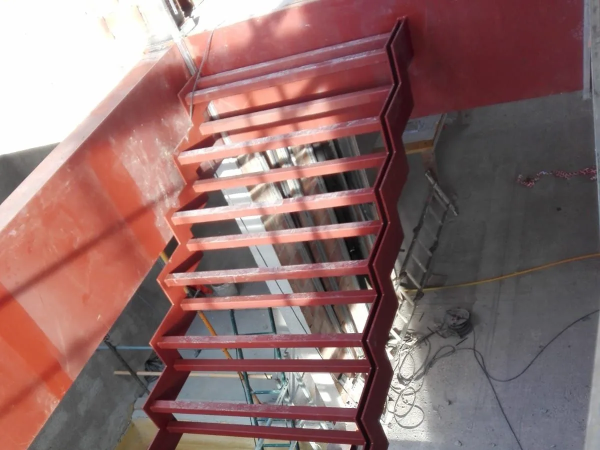 escalera roja