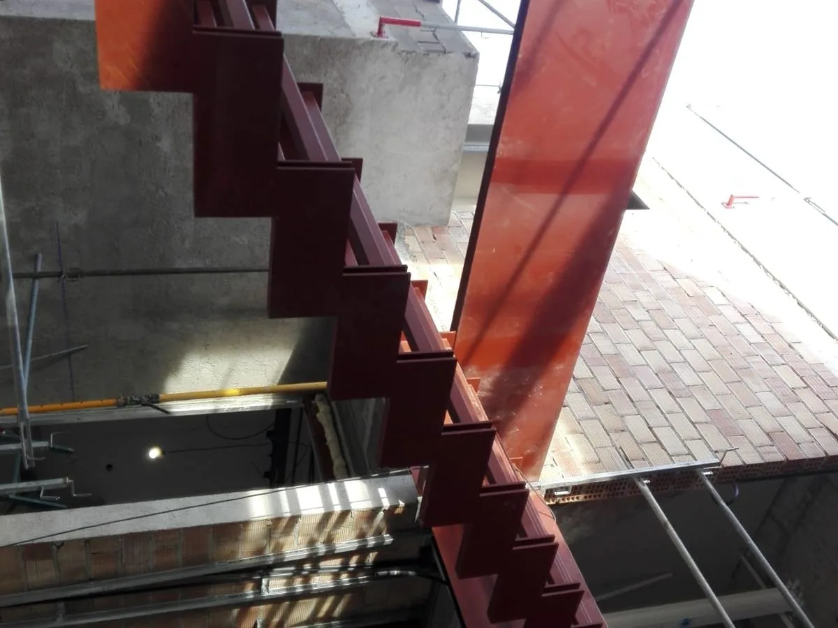 escalera de acero vista de costado